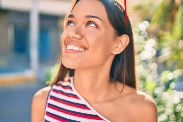 若いですラテン語の女の子笑顔幸せな歩行で街 — ストック写真