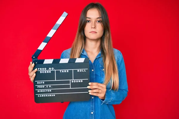 Vacker Kaukasisk Kvinna Som Håller Video Film Clapboard Tänkande Attityd — Stockfoto
