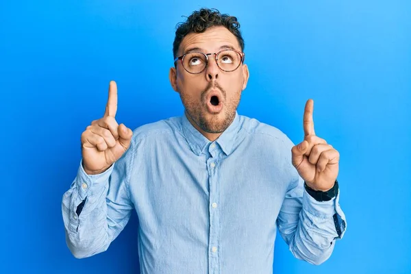 Young Hispanic Man Wearing Casual Clothes Glasses Amazed Surprised Looking — Stock Photo, Image