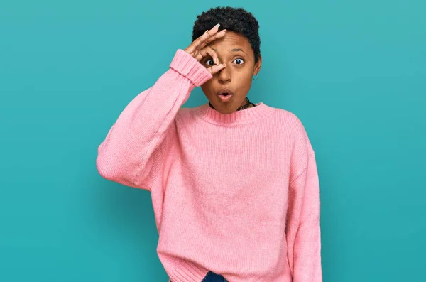 Jonge Afro Amerikaanse Vrouw Casual Kleding Doet Gebaar Geschokt Met — Stockfoto