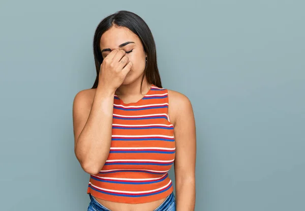 Jeune Femme Brune Portant Des Vêtements Décontractés Fatigué Frottant Nez — Photo