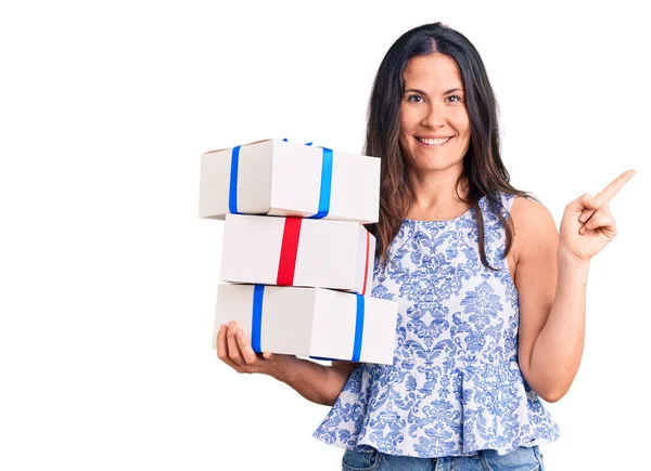 Young Beautiful Brunette Woman Holding Birthday Gift Smiling Happy Pointing — Stock Photo, Image