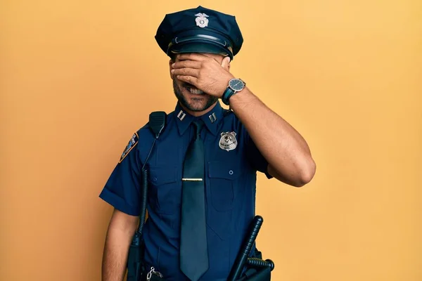 Hezký Hispánec Policejní Uniformě Usmívá Směje Rukou Tváři Aby Zakryl — Stock fotografie
