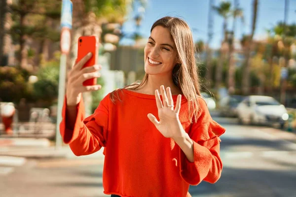 Jovem Hispânica Sorrindo Feliz Fazendo Videochamada Usando Smartphone Cidade — Fotografia de Stock