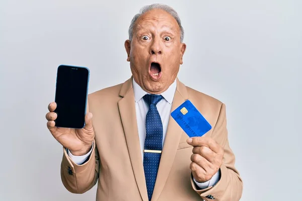 Senior Caucasian Man Holding Smartphone Credit Card Afraid Shocked Surprise — Stockfoto