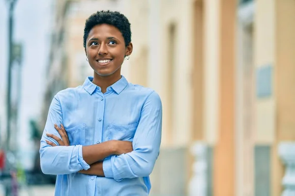 Joven Afroamericana Americana Con Los Brazos Cruzados Sonriendo Feliz Ciudad — Foto de Stock