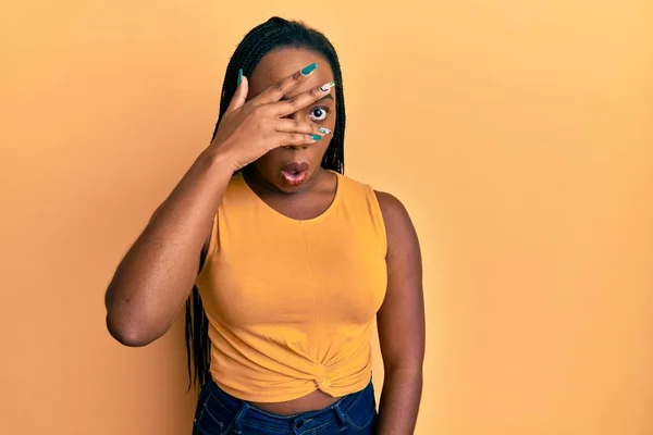 Jovem Afro Americana Vestindo Roupas Casuais Espreitando Choque Cobrindo Rosto — Fotografia de Stock