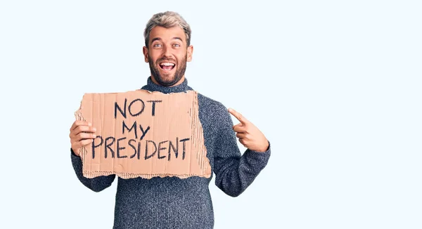 Jonge Knappe Blonde Man Houdt Niet Mijn President Kartonnen Banner — Stockfoto