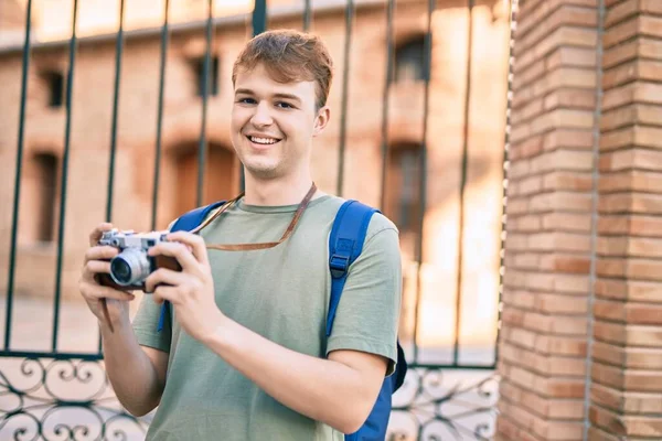 Young Caucasian Tourist Man Smiling Happy Using Vintage Camera City — ストック写真