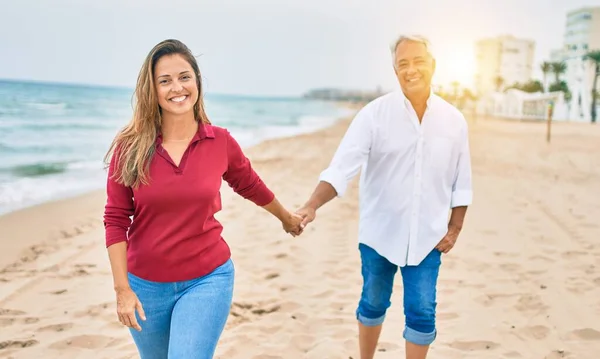 Pareja Hispana Mediana Edad Sonriendo Feliz Caminando Playa — Foto de Stock