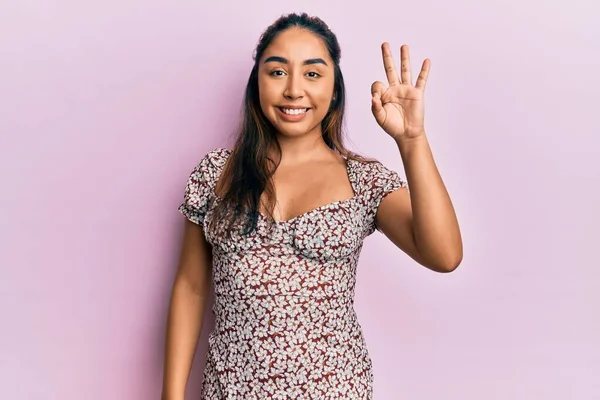 Молодая Латинская Женщина Повседневной Одежде Улыбается Позитивно Делает Хорошо Знак — стоковое фото
