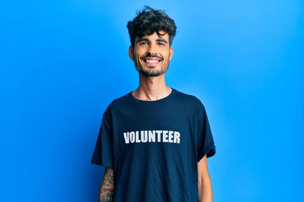 Yüzünde Mutlu Havalı Bir Gülümseme Olan Gönüllü Tişört Giyen Genç — Stok fotoğraf