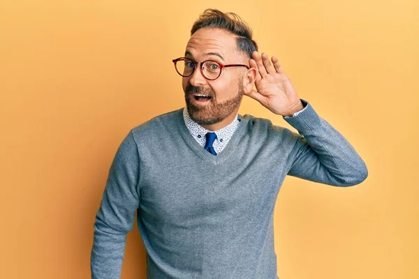 Guapo Hombre Mediana Edad Con Gafas Sonriendo Con Mano Sobre —  Fotos de Stock