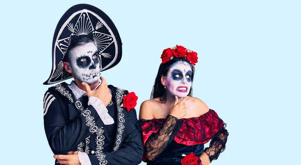 Young Couple Wearing Mexican Day Dead Costume Background Thinking Worried — ストック写真