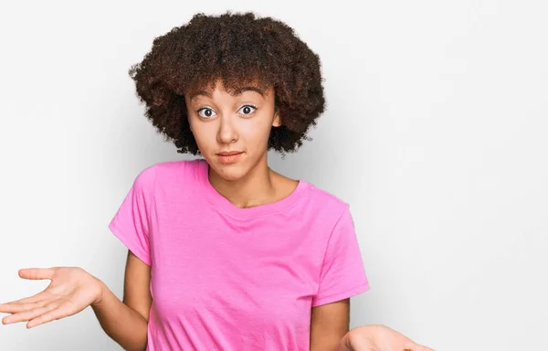 Menina Hispânica Jovem Vestindo Roupas Casuais Expressão Indolor Confuso Com — Fotografia de Stock