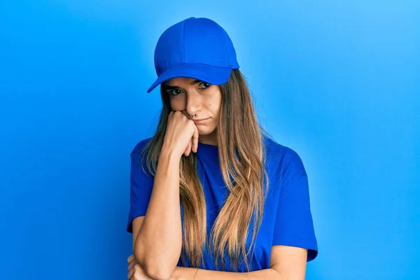 Dağıtım Üniforması Şapka Giyen Genç Spanyol Kadın Çapraz Kollu Depresyondan — Stok fotoğraf
