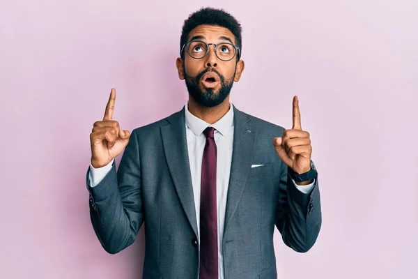 Handsome Hispanic Business Man Beard Wearing Business Suit Tie Amazed — Stock Photo, Image