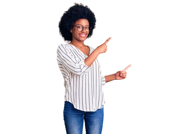 Mladá Afrikánská Američanka Nosí Neformální Oblečení Brýle Úsměvem Dívá Fotoaparát — Stock fotografie