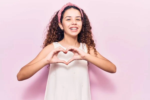 Bella Bambina Con Capelli Ricci Indossa Abiti Casual Sorridente Amore — Foto Stock