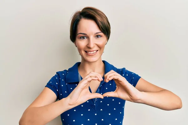 Junge Brünette Frau Mit Kurzen Haaren Lässig Gekleidet Verliebt Lächelnd — Stockfoto