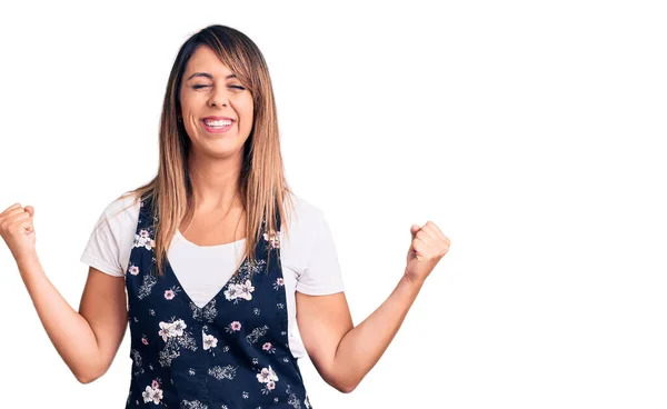 Joven Hermosa Mujer Con Vestido Floral Casual Muy Feliz Emocionada — Foto de Stock