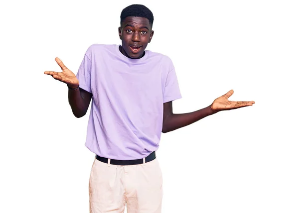 Молодий Афроамериканець Одягнений Повсякденний Одяг Має Сенсу Плутає Вираз Піднятими — стокове фото