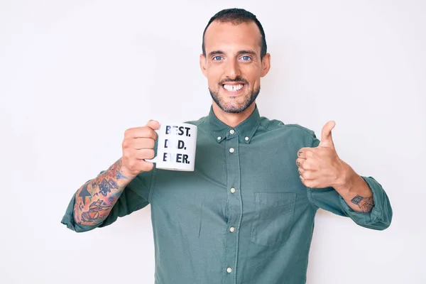 Young Handsome Man Tattoo Drinking Mug Coffe Best Dad Ever — Fotografia de Stock
