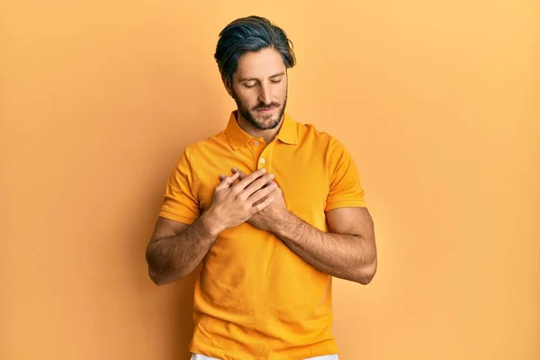 Joven Hombre Hispano Con Camiseta Amarilla Casual Sonriendo Con Las — Foto de Stock