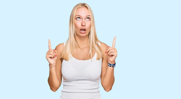 Young Blonde Girl Wearing Casual Style Sleeveless Shirt Amazed Surprised — Stock Photo, Image