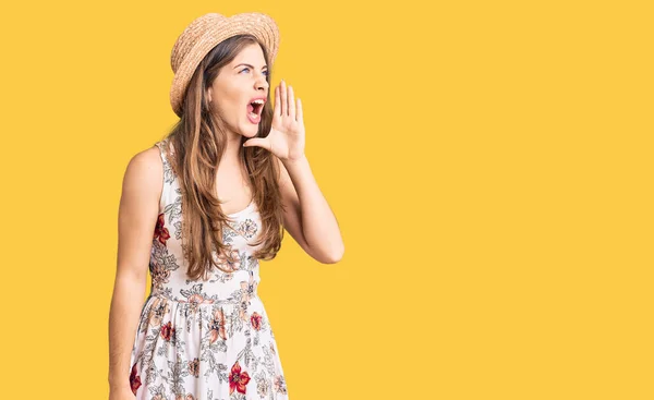 Hermosa Mujer Joven Caucásica Con Sombrero Verano Gritando Gritando Fuerte — Foto de Stock