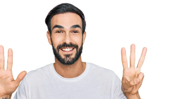 Joven Hombre Hispano Vistiendo Camiseta Blanca Casual Mostrando Señalando Con —  Fotos de Stock