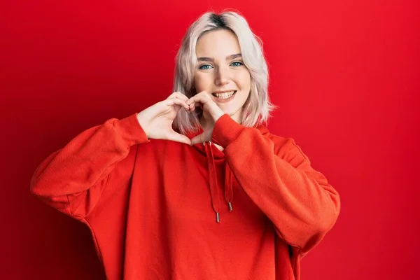 Menina Loira Jovem Vestindo Roupas Casuais Sorrindo Feliz Fazendo Sinal — Fotografia de Stock