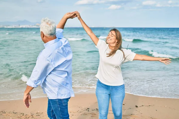 Pareja Mediana Edad Enamorada Bailando Playa Felices Alegres Juntos — Foto de Stock