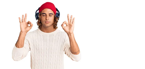 Joven Hispano Escuchando Música Usando Auriculares Relaja Sonríe Con Los —  Fotos de Stock