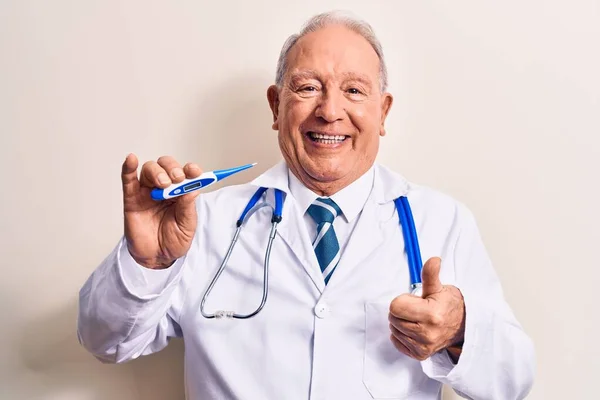 Starszy Siwowłosy Lekarz Noszący Stetoskop Kontrolujący Temperaturę Pomocą Termometru Uśmiechnięty — Zdjęcie stockowe