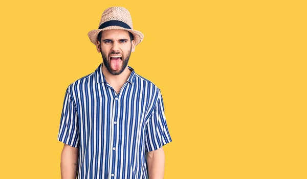 Homem Bonito Jovem Com Barba Vestindo Chapéu Verão Camisa Listrada — Fotografia de Stock