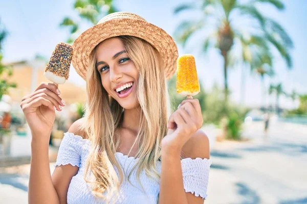 Joven Rubia Turista Sonriendo Feliz Comiendo Helado Ciudad —  Fotos de Stock