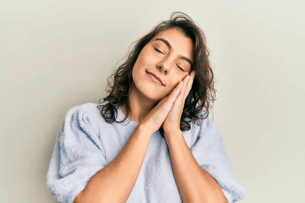 Mujer Hispana Joven Vistiendo Suéter Casual Invierno Durmiendo Cansada Soñando — Foto de Stock