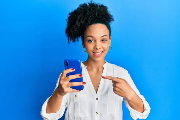 Chica Afroamericana Joven Usando Teléfono Inteligente Sonriendo Feliz Señalando Con — Foto de Stock