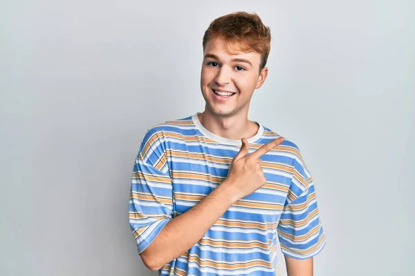 Joven Hombre Caucásico Vistiendo Casual Rayas Camiseta Sonriente Alegre Señalando — Foto de Stock