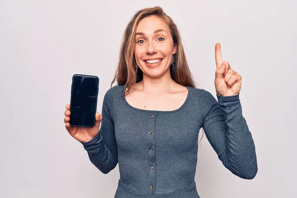 Ung Vacker Blond Kvinna Visar Skärmen Smartphone Leende Med Idé — Stockfoto