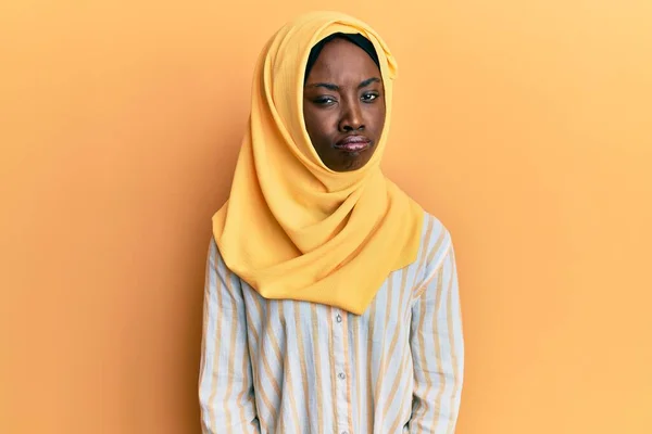伝統的なイスラムのヒジャーブスカーフを身に着けている美しいアフリカの若い女性は落ち込んでおり 苦痛のために心配し 怒って恐れて泣いています 悲しい表情 — ストック写真