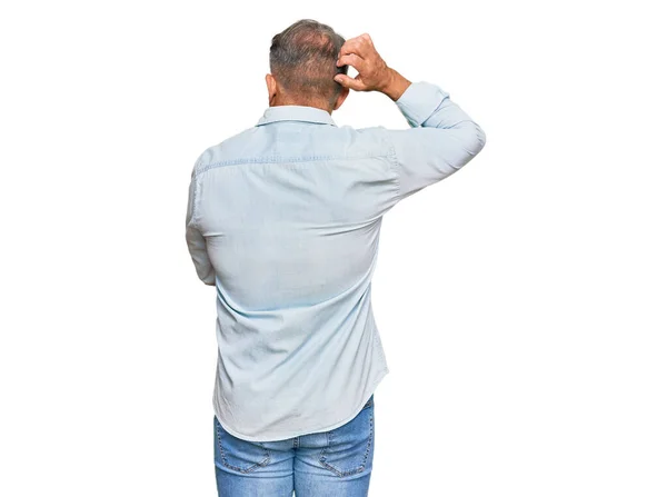 Mężczyzna Średnim Wieku Siwe Włosy Ubrany Luźne Ubranie Tyłu Myślący — Zdjęcie stockowe