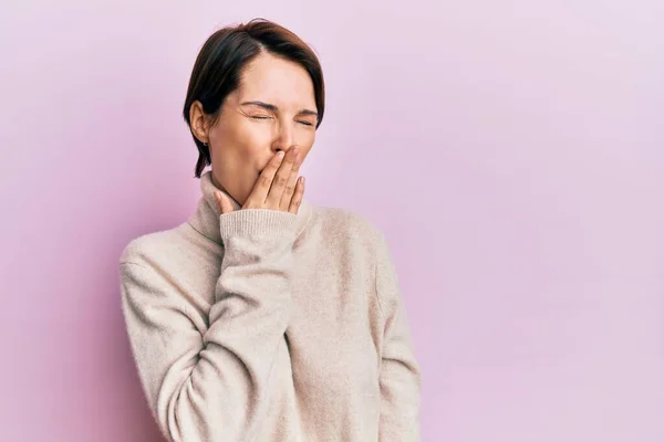 Mujer Morena Joven Con Pelo Corto Con Suéter Invierno Casual — Foto de Stock