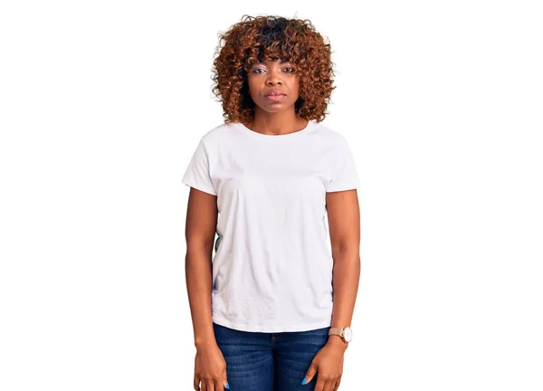 年轻的非洲裔美国女人穿着随意的白色T恤 忧心忡忡 愤怒地哭泣 悲伤的表情 — 图库照片