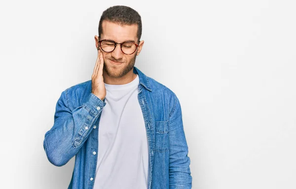 Hombre Caucásico Joven Que Usa Ropa Casual Tocando Boca Con — Foto de Stock