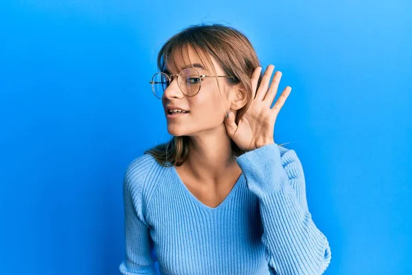 10代の白人の少女は 耳を傾け 噂やゴシップに耳を傾けながら手で笑顔でカジュアルな服や眼鏡を着用しています 聴覚障害の概念 — ストック写真