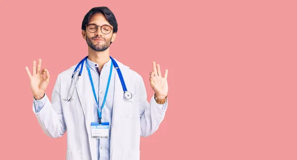 Hombre Hispano Guapo Vistiendo Uniforme Médico Estetoscopio Relajarse Sonreír Con —  Fotos de Stock