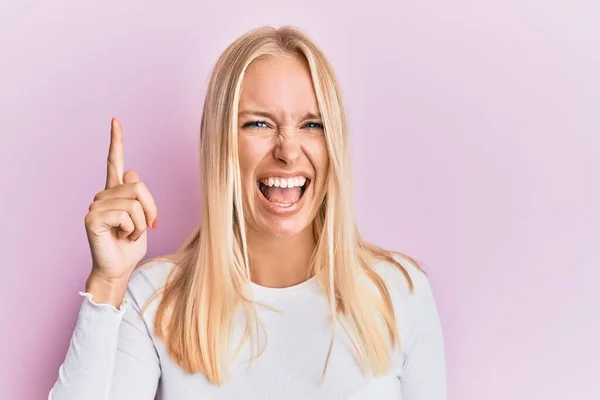 Ung Blond Flicka Bär Tillfälliga Kläder Pekar Finger Upp Med — Stockfoto