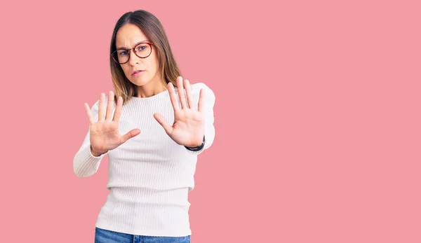 Bella Bruna Giovane Donna Che Indossa Maglione Bianco Casual Occhiali — Foto Stock